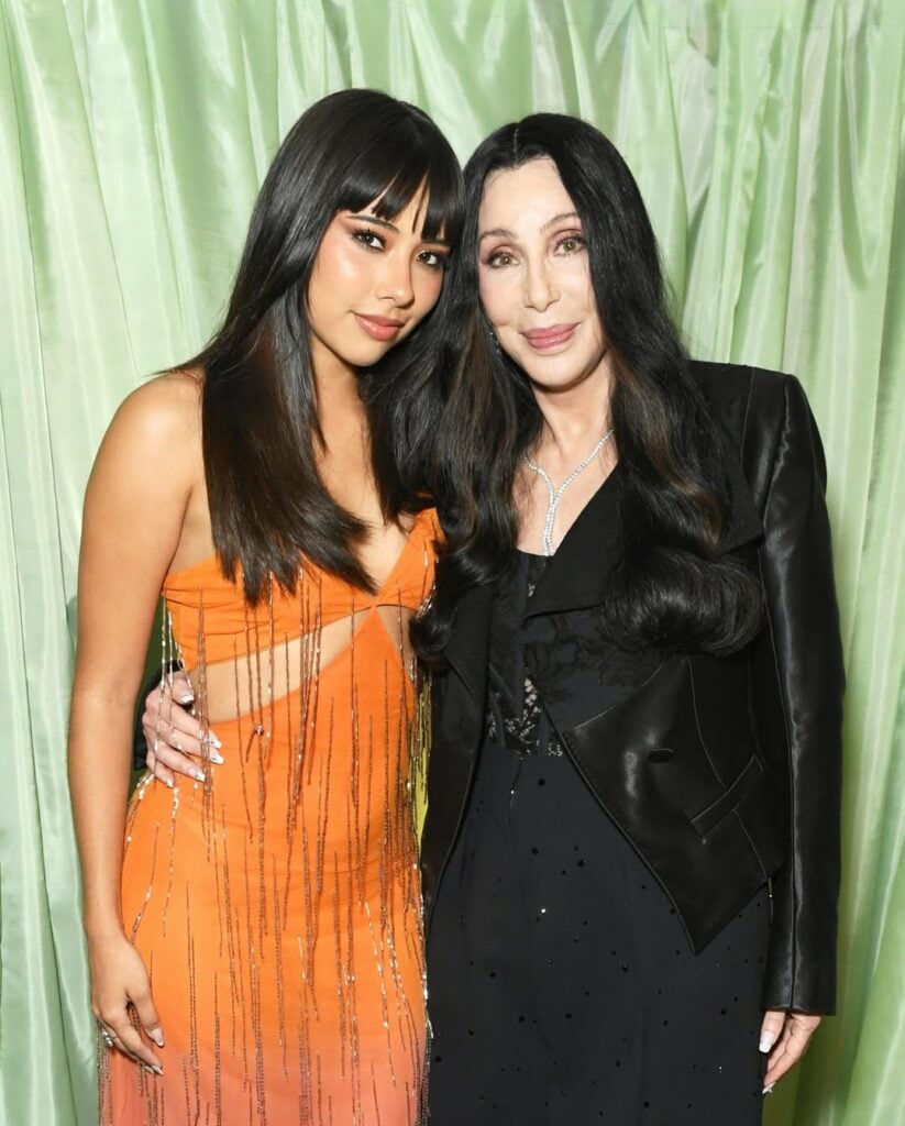Cher revela el secreto de su deslumbrante melena en esta campaña junto a Xochitl Gomez 3 Cher revela el secreto de su deslumbrante melena en esta campaña junto a Xochitl Gomez.