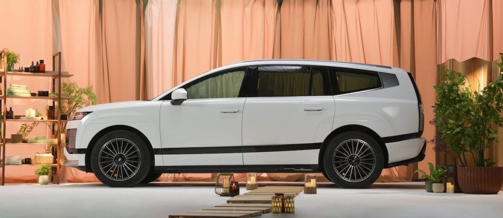 Hyundai convierte su SUV eléctrico en un spa móvil para ofrecer masajes y tratamientos faciales 3 hyundai spa in a car 55286365264 o 1024x444 1