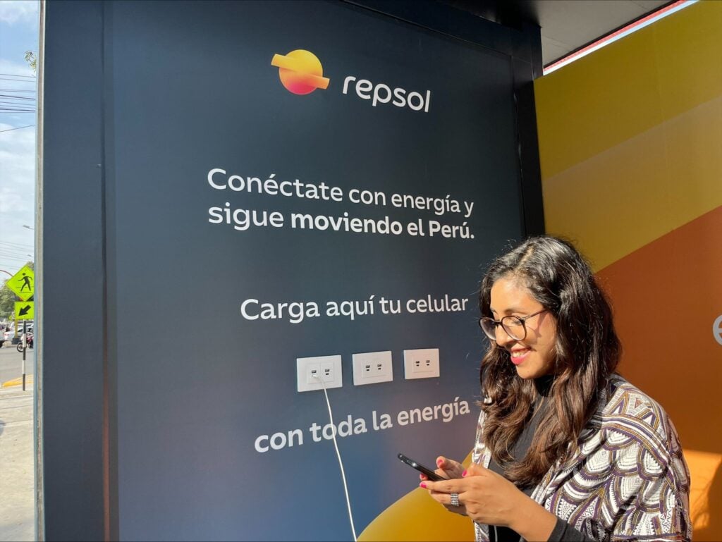 Repsol transforma paraderos en puntos de energía para transeúntes 2 paraderos con cargadores