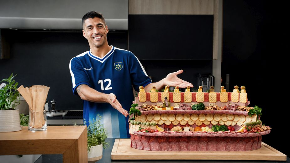 Luis Suárez pasa de ídolo a hincha en la campaña "The rise of a fan" de Walmart 3 image 85