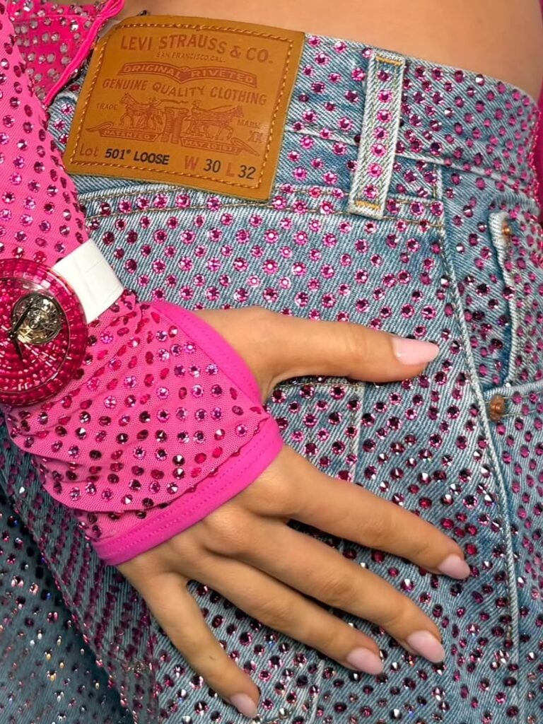 Belinda brilló con más de 80.000 cristales Swarovski en la inauguración del Mundial 2026 5 levis 1