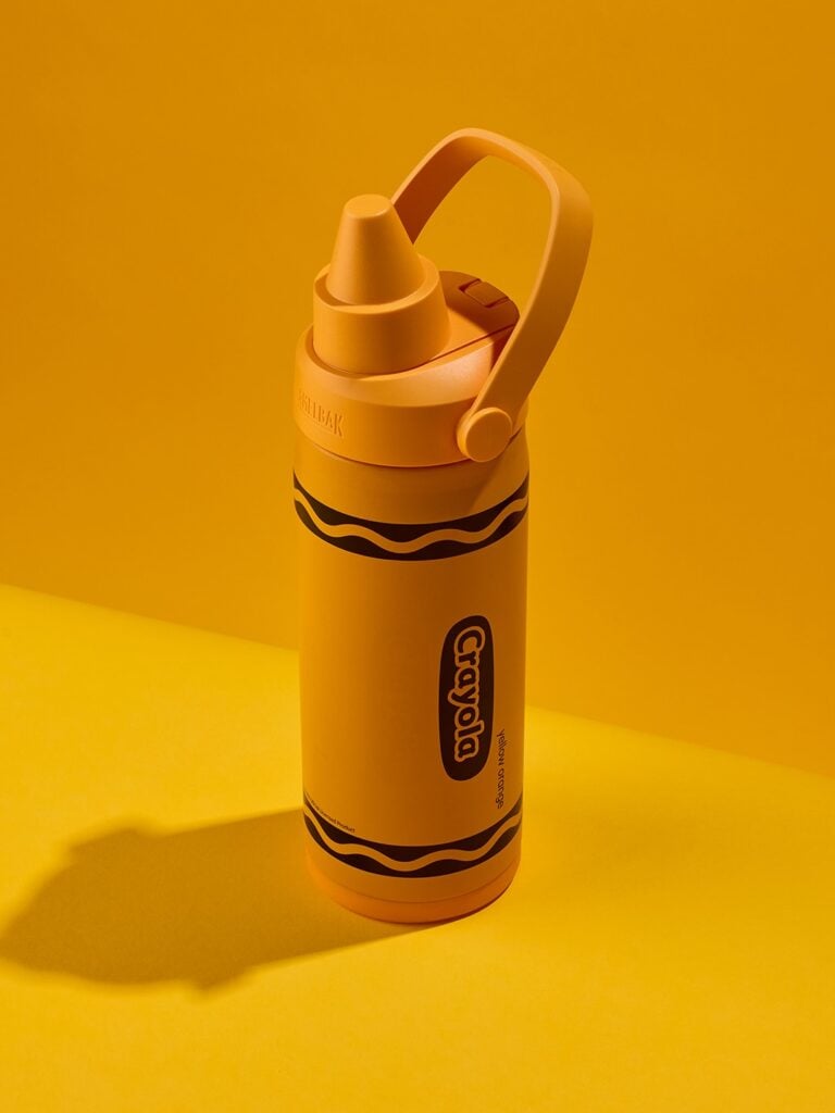 Crayola lanza botellas de agua con forma de su icónico crayón 3 modelo 1