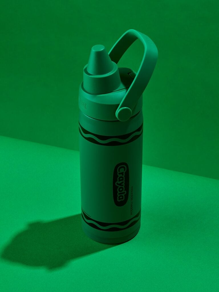 Crayola lanza botellas de agua con forma de su icónico crayón 4 modelo 2