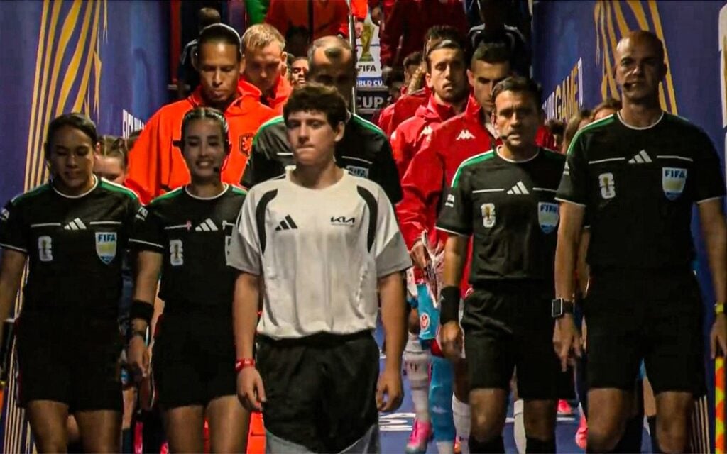 Niño peruano entrega balón oficial en partido del Mundial 2026.