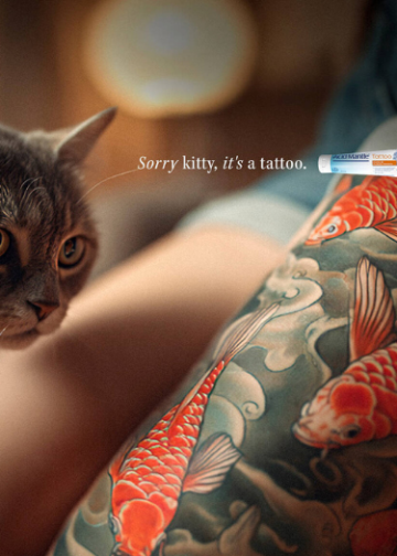 Bayer convierte tatuajes en ilusiones ópticas para destacar el cuidado de la piel