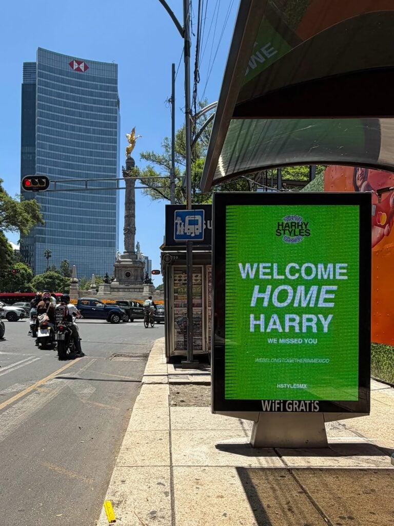 Fans de Harry Styles convierten las calles de CDMX en una campaña OOH para recibir al cantante 2 Fans de Harry Styles convierten las calles de CDMX en una campaña OOH para recibir al cantante.