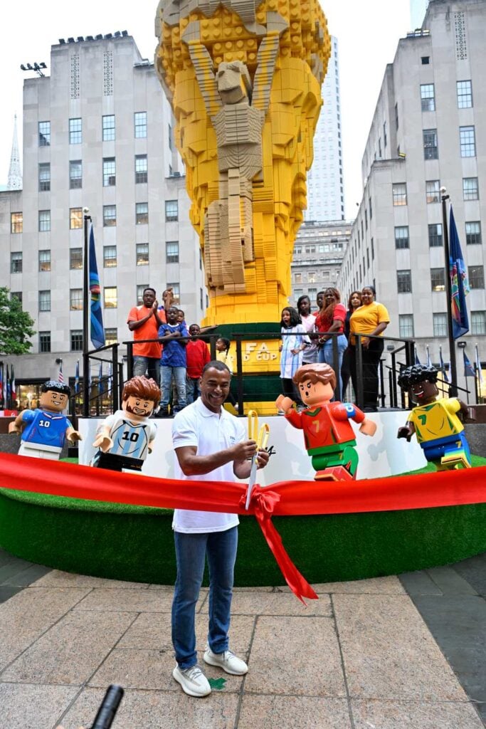 LEGO construye el trofeo de la Copa Mundial de la FIFA más grande del mundo 2 Cafu con trofeo FIF