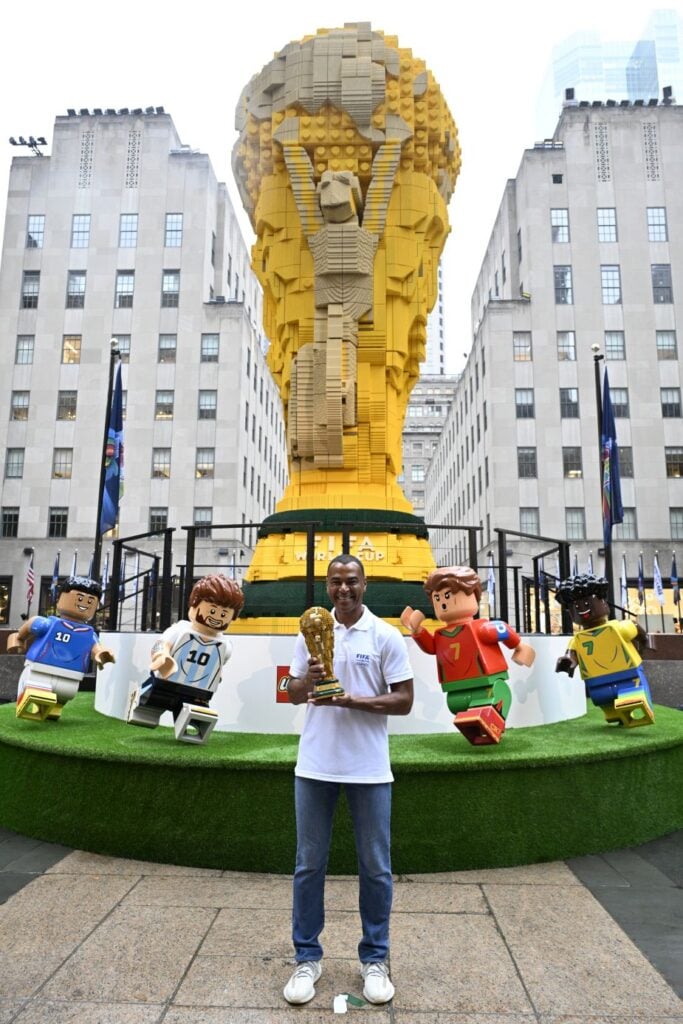 LEGO construye el trofeo de la Copa Mundial de la FIFA más grande del mundo 3 LEGO construye el trofeo de la Copa Mundial de la FIFA más grande del mundo.