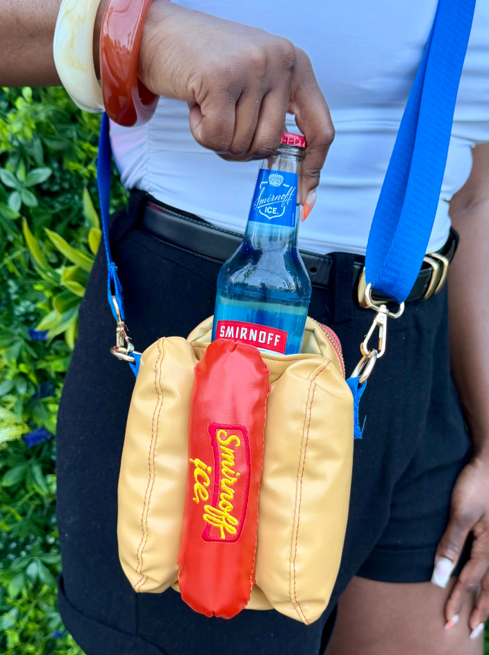 Doggie Bags: los bolsos con forma de hot dog diseñados para llevar una botella de Smirnoff 3 Doggie Bags: los bolsos con forma de hot dog diseñados para llevar una botella de Smirnoff.