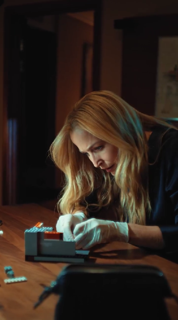Gillian Anderson vuelve a ser Scully para promocionar el nuevo set LEGO de “The X-Files”. 
