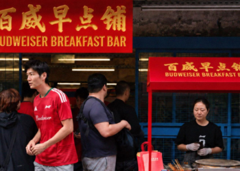 Budweiser apuesta por los bares de desayuno para conectar con los hinchas en China