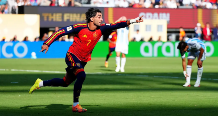 Ferran Torres dispara un 7.500% las búsquedas de su camiseta tras darle el Mundial a España 1 Ferran Torres dispara un 7.500% las búsquedas de su camiseta tras darle el Mundial a España. Foto: EP.