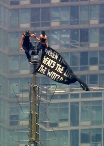 MercadoNegro 28 Las marcas reaccionan a la viral propuesta de matrimonio en el Empire State Building. Foto: WABC-TV via AP