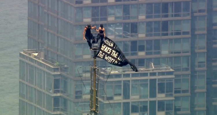 Las marcas reaccionan a la viral propuesta de matrimonio en el Empire State Building 1 Las marcas reaccionan a la viral propuesta de matrimonio en el Empire State Building. Foto: WABC-TV via AP