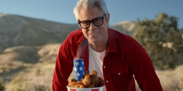 KFC y Johnny Knoxville promueven el uso seguro de fuegos artificiales en EE. UU. 5 KFC y Johnny Knoxville promueven el uso seguro de fuegos artificiales en EE. UU.