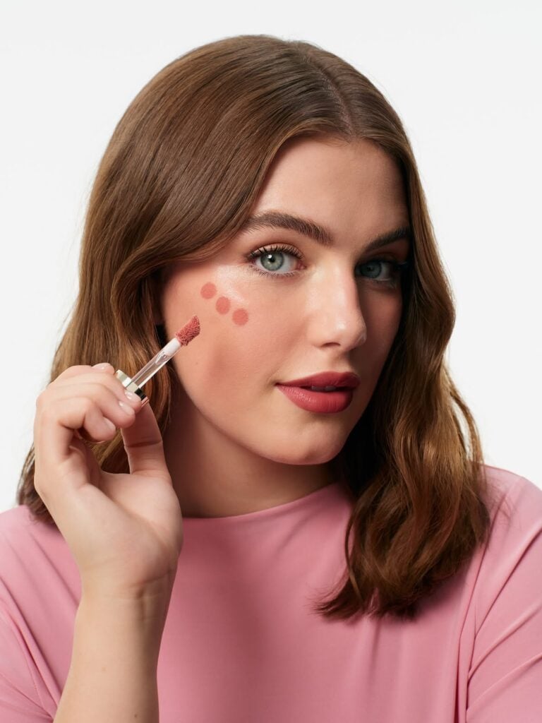 Ella Bright, protagonista de Off Campus, se convierte en la primera embajadora de Rare Beauty 3 ELLA BLUSHING