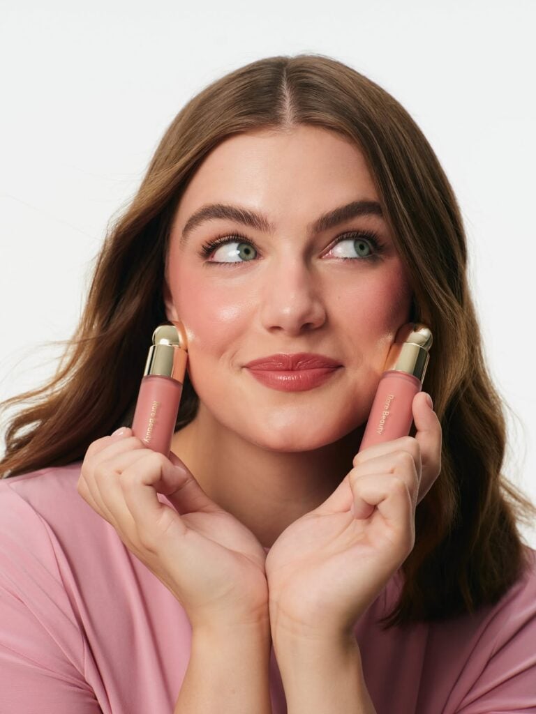 Ella Bright, protagonista de Off Campus, se convierte en la primera embajadora de Rare Beauty 2 Ella Bright, protagonista de Off Campus, se convierte en la primera embajadora de Rare Beauty.