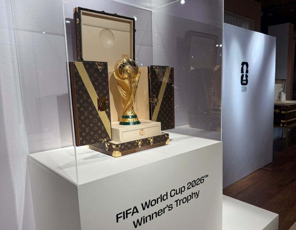 Louis Vuitton crea lujoso cofre para llevar el trofeo del Mundial 2026 a la final 2 Louis Vuitton crea lujoso cofre para llevar el trofeo del Mundial 2026 a la final.