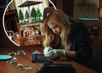 Gillian Anderson vuelve a ser Scully para promocionar el nuevo set LEGO de The X Files