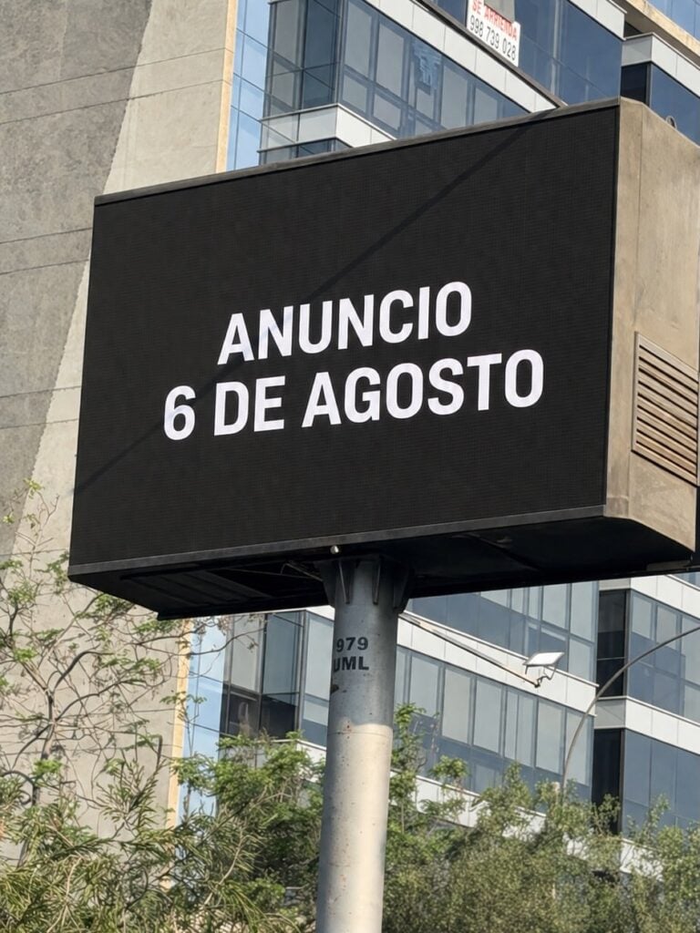 ¿Foo Fighters en Perú? Un misterioso panel en Lima desata rumores sobre su esperado debut 3 Hoy amanecio asi Lima con estas vallas que en esta ocasion NO fueron puestas por nosotros pero 1