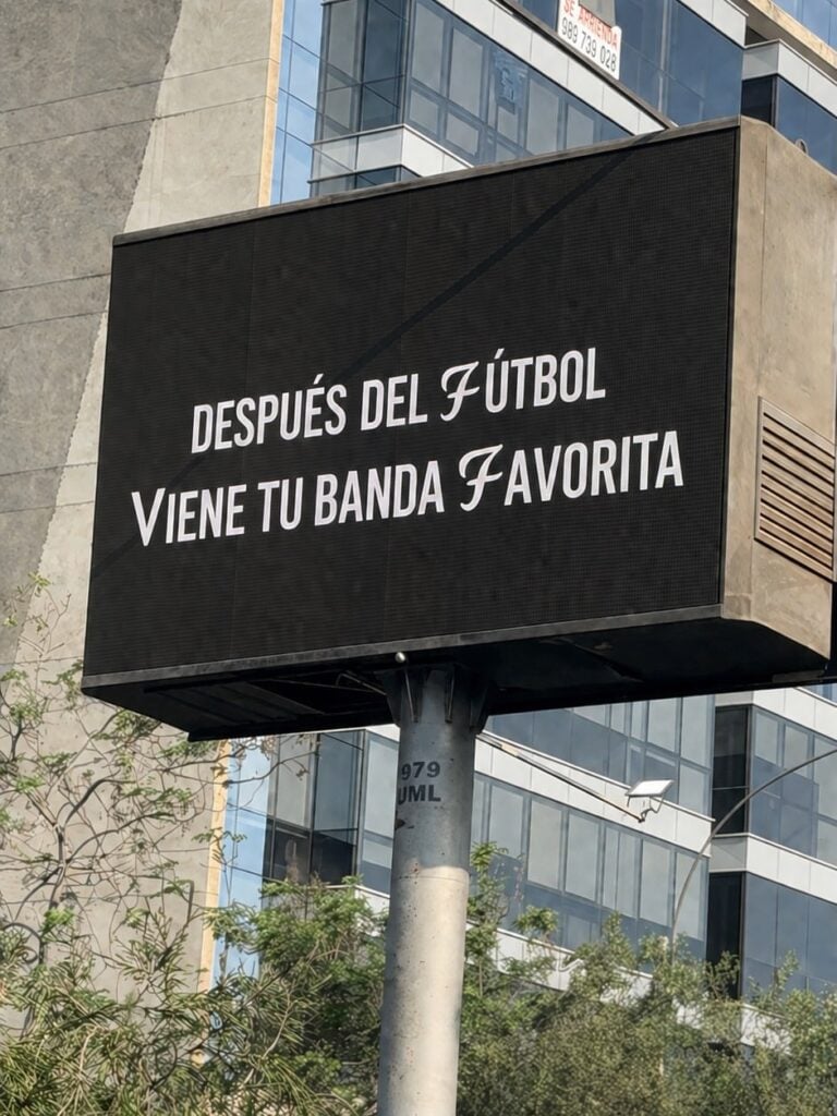 ¿Foo Fighters en Perú? Un misterioso panel en Lima desata rumores sobre su esperado debut 2 Hoy amanecio asi Lima con estas vallas que en esta ocasion NO fueron puestas por nosotros pero