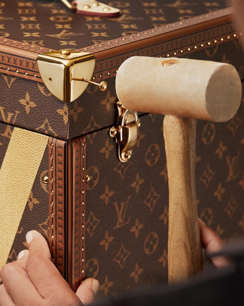 Louis Vuitton crea lujoso cofre para llevar el trofeo del Mundial 2026 a la final 4 La Copa del Mundo ya tiene outfit para la final.Louis Vuitton creo el cofre oficial que transpor 3