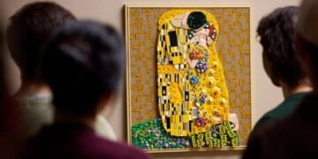 LEGO lanza un set inspirado en "El Beso", la icónica obra de Gustav Klimt 2 PORTADA MN 2026 07 15T172330.524