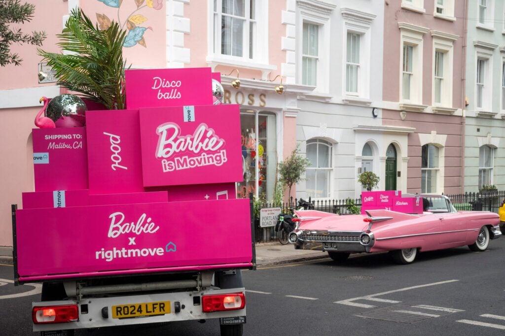 Barbie celebra el aniversario de su DreamHouse con una inmobiliaria pop-up en Londres.