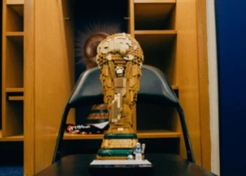 La “Copa del Mundo” que llevaba Cucurella en una bolsa era una inesperada jugada de LEGO
