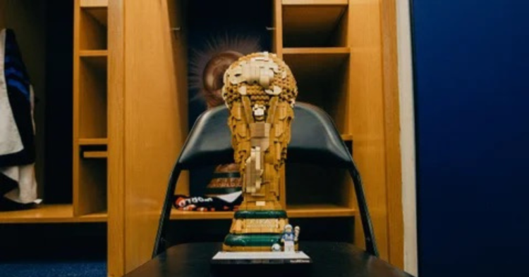 La “Copa del Mundo” que llevaba Cucurella en una bolsa era una inesperada jugada de LEGO 1 La “Copa del Mundo” que llevaba Cucurella en una bolsa era una inesperada jugada de LEGO