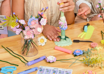 Hasbro lanza Blooms by Play-Doh, una línea de flores creada para adultos