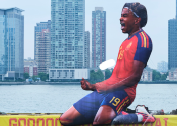 adidas convierte a Lamine Yamal en una gigantografía flotante sobre el río Hudson durante el Mundial 2026