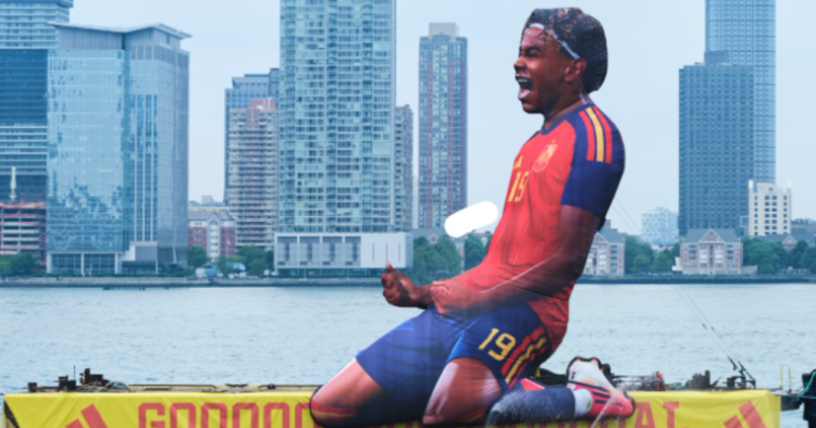 adidas pone un cartel gigante de Lamine Yamal sobre el río Hudson por el Mundial 2026 1 adidas convierte a Lamine Yamal en una gigantografía flotante sobre el río Hudson durante el Mundial 2026