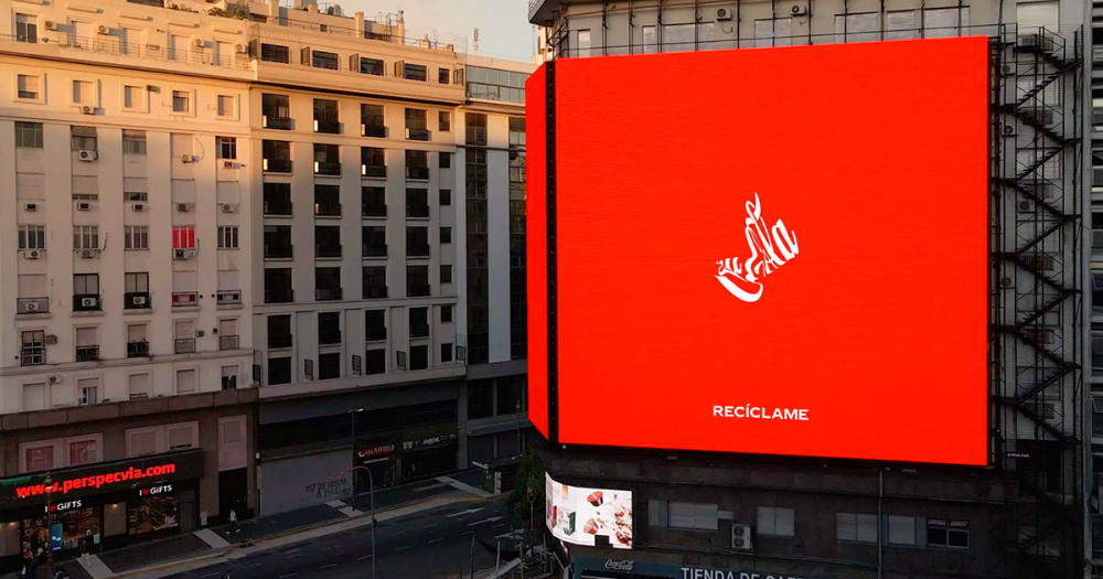 La vez que Coca-Cola deformó su icónico logo para promover el reciclaje 2 El logo de Coca-Cola deja de ser una firma para convertirse en el mensaje