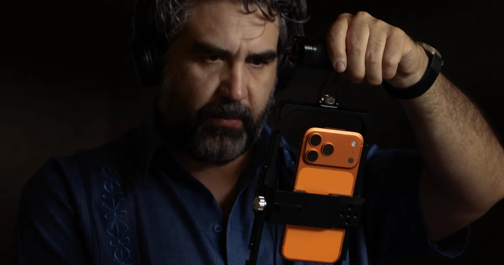 Apple y Televisa lanzan micronovela "Nido de Villanas" grabada únicamente con iPhone 17 Pro 2 Salvador Espinoza es el director de la novela de Apple y Televisa: Nido de Villanas