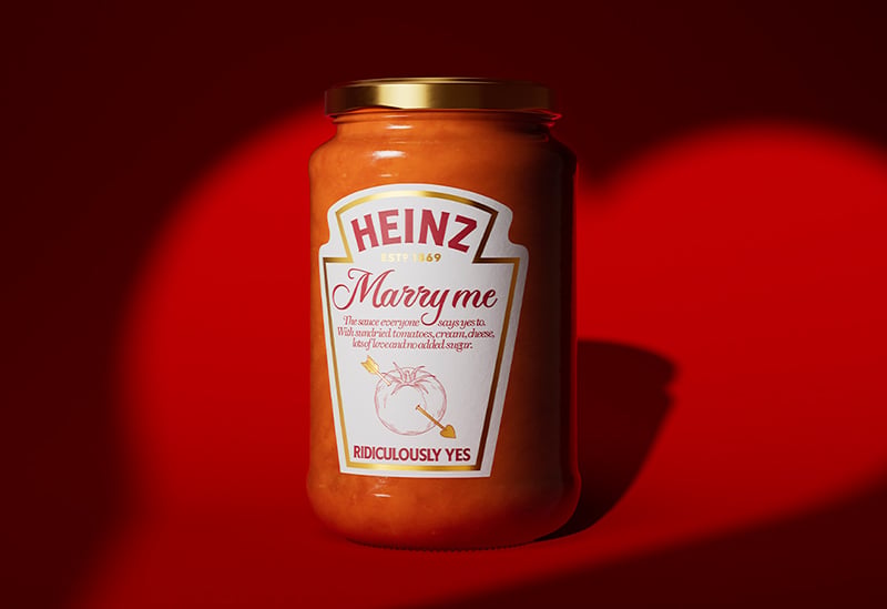 Heinz convierte una receta viral de TikTok en una salsa capaz de provocar un "sí, acepto" 2 Heinz convierte una receta viral de TikTok en una salsa capaz de provocar un “sí, acepto”.