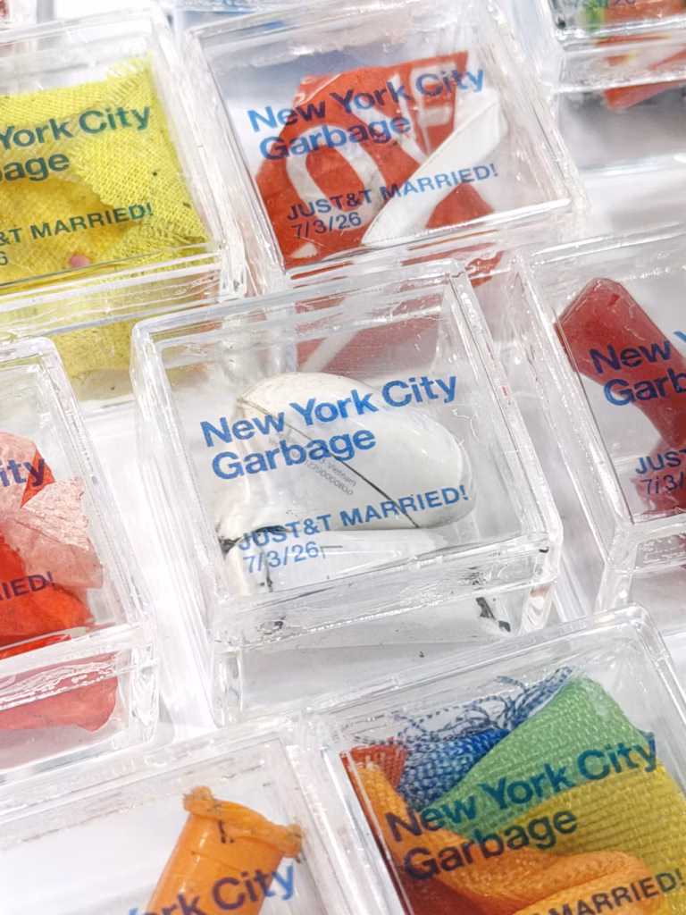 Artista neoyorquino convierte la basura de la boda de Taylor Swift en artículos de colección 3 Artista neoyorquino convierte la basura de la boda de Taylor Swift en artículos de colección.