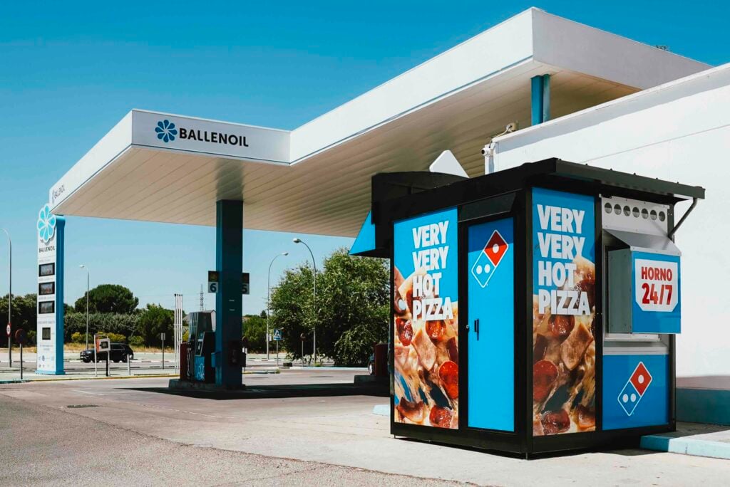 Domino’s reinventa la experiencia de comprar pizza con “máquinas expendedoras”. 