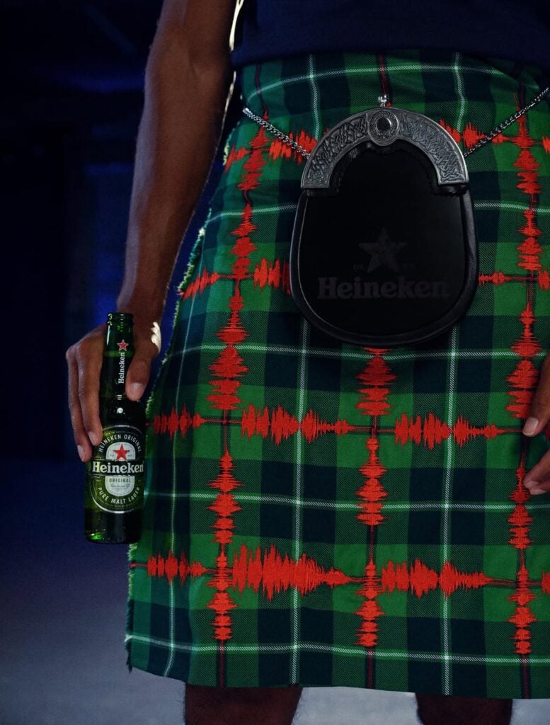 Heineken transforma un cántico de fútbol en una falda escocesa 3 Heineken transforma un cántico de fútbol en una falda escocesa.