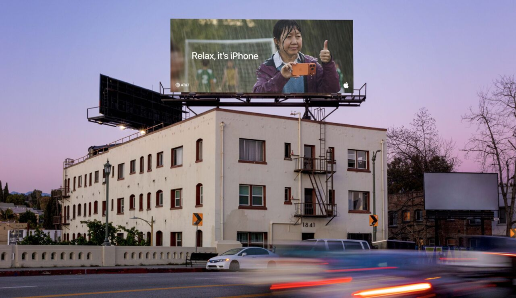 Apple convierte el miedo de dañar tu iPhone en una creativa campaña OOH. 