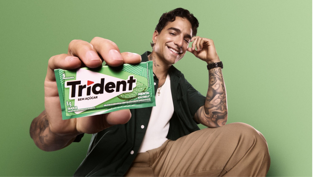 Maluma se libera de la presión de la fama en la nueva campaña de Trident 2 Maluma se libera de la presión de la fama en la nueva campaña de Trident.