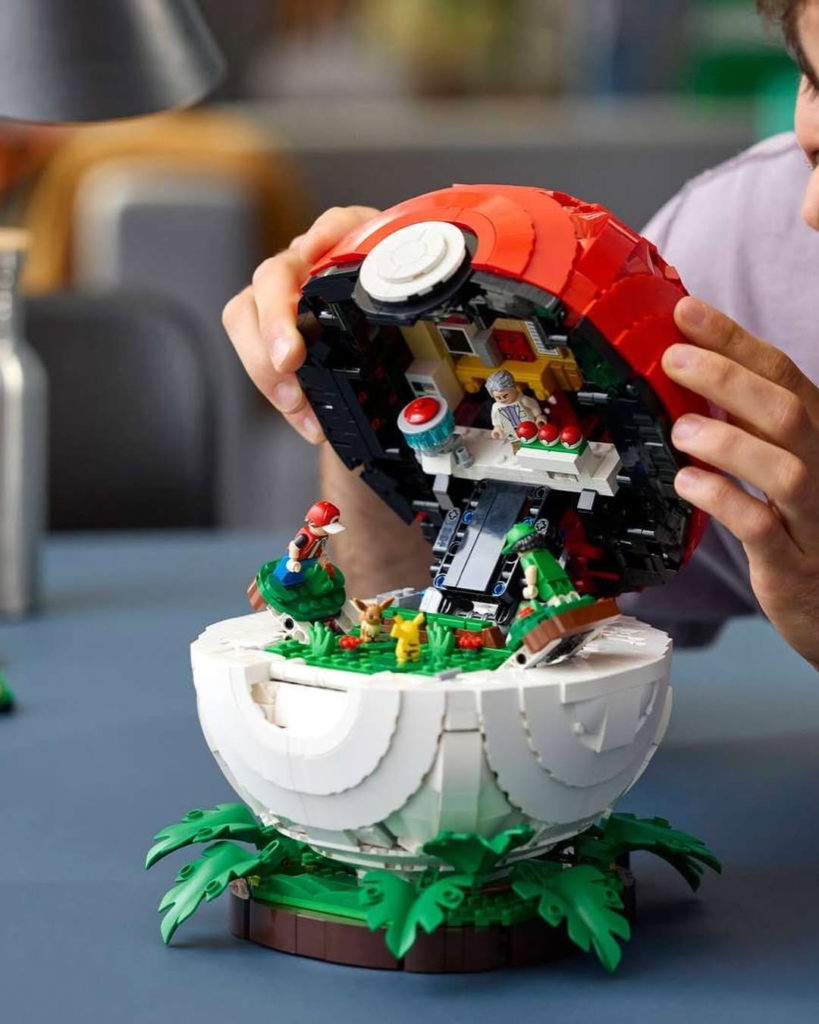 LEGO Pokémon lanza una Poké Ball armable con más de 2.300 piezas 3 image 60
