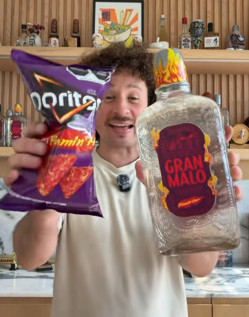 Robegrill lanza papas fritas con refrencia a su icónica frase "¡Que chille!" 4 PepsiCo México lanzó una edición limitada de Sabritas y Doritos Flamin' Hot inspirada en el sabor Spicy Tamarindo de Gran Malo de Luisito Comunica