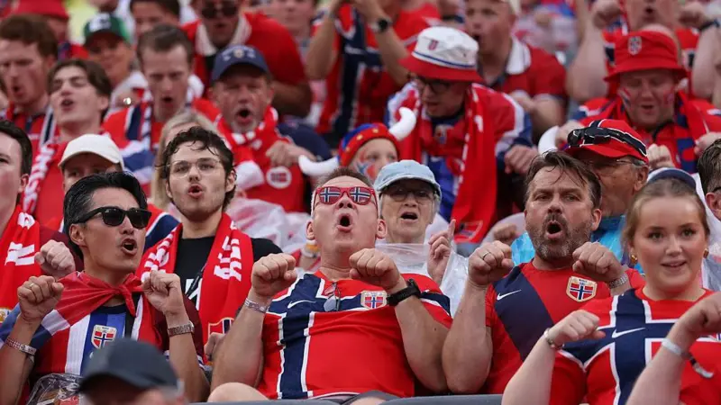 Marcas recrean el remo vikingo de Noruega tras vencer a Costa de Marfil 2 remo vikingo de Selección de Noruega.