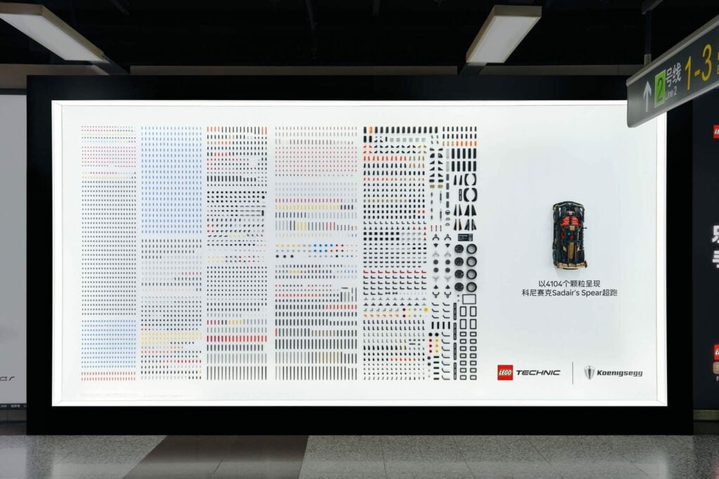 LEGO mostró las piezas de su nuevo set  Technic Koenigsegg Sadair's Spear en las vallas del metro de Shanghái