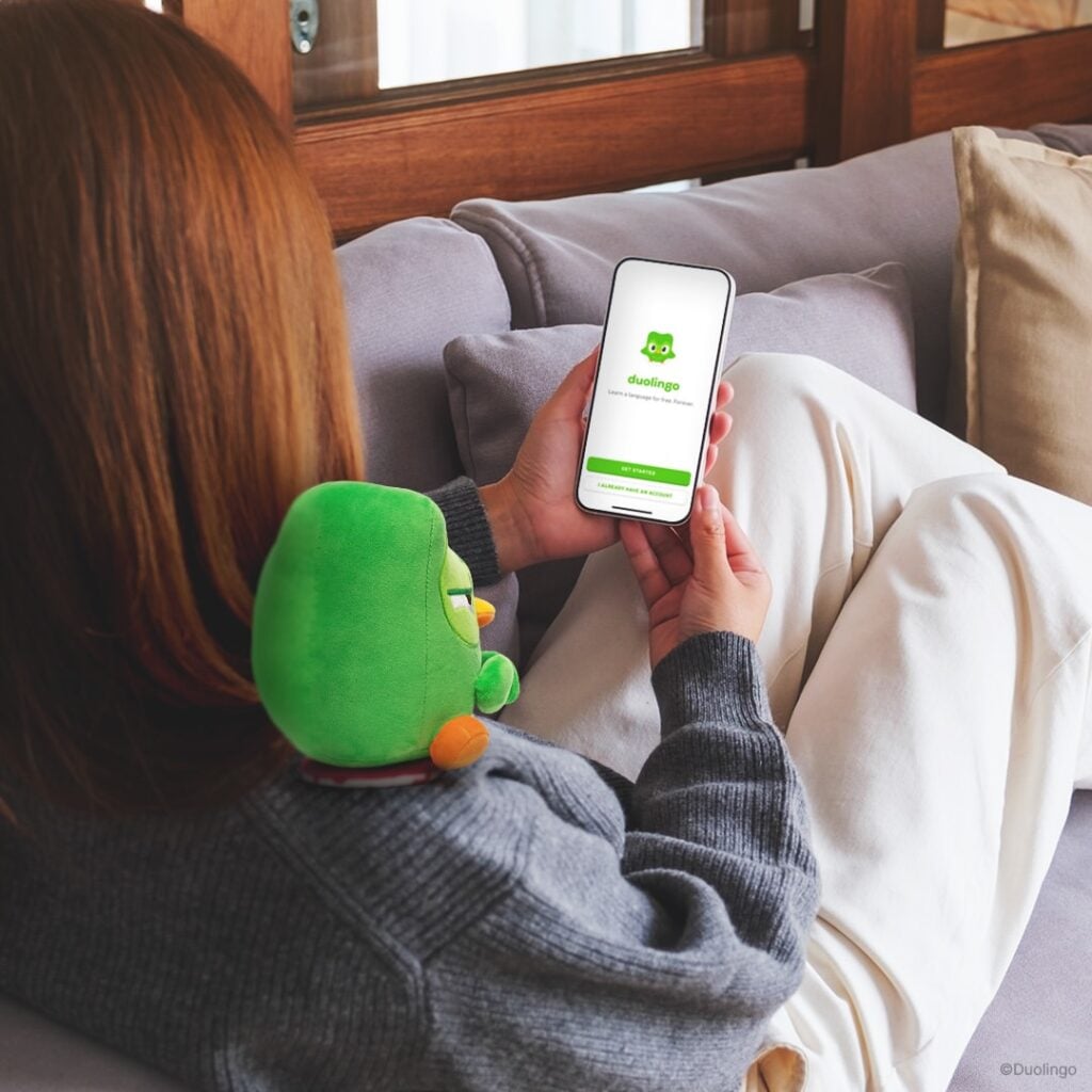 Duolingo convierte a Duo en colección de peluches: modelos, precios y lanzamiento 5 time for your daily lesson ⌚️the debut @duolingo x youtooz plushie collection releases on july 1 1