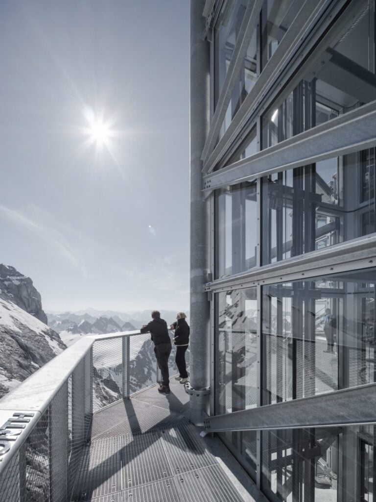 Rolex inaugura su boutique más alta del mundo a más de 3.000 metros en los Alpes suizos 5 titlis tower herzog de meuron switzerland infrastructure renovations public leisure dezeen 2364 col 5 852x1136 1