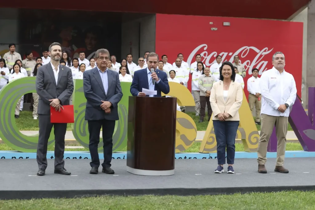 Coca-Cola donará 2 millones de litros de agua y 150 mil mantas ante el fenómeno El Niño 2 Coca-Cola donará 2 millones de litros de agua y 150 mil mantas ante el fenómeno El Niño.
