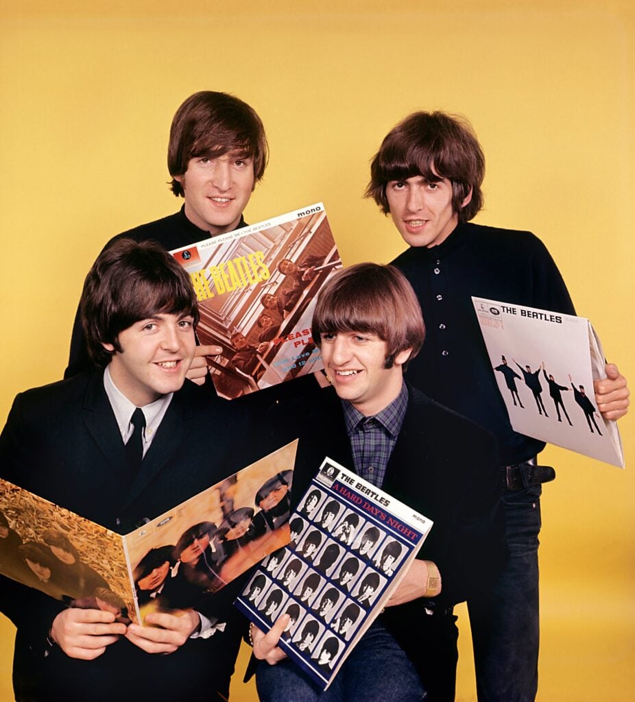 The Beatles amplía su universo de merchandising tras acuerdo global con Universal Music 3 131111111233 beatles holding albums 1