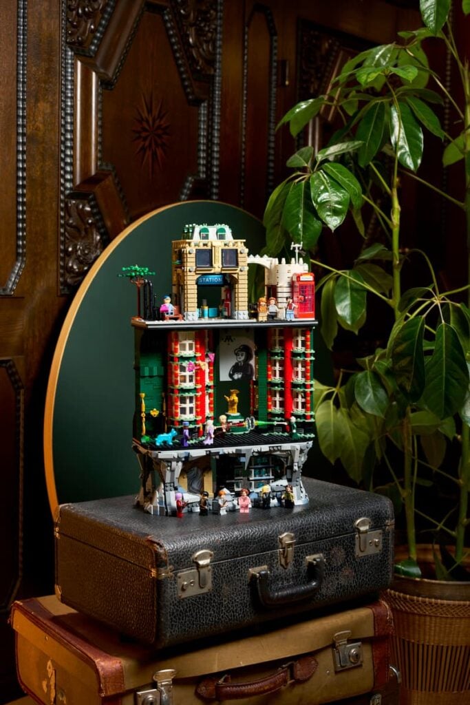 LEGO lanza nuevo set inspirado en el Ministerio de Magia de Harry Potter 4 76476 Lifestyle Envr 02